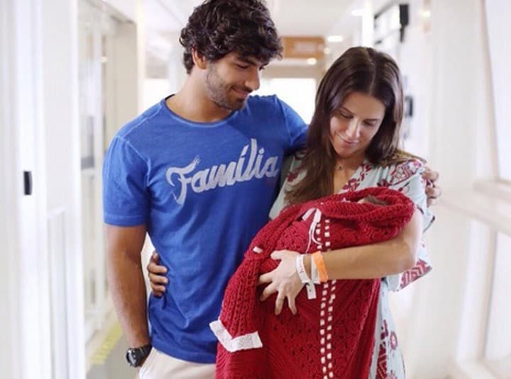 Confira a primeira foto de Maria Flor, a filha de Deborah Secco