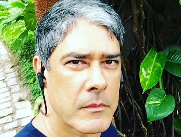 Após cirurgia, William Bonner revela que médicos acharam outro problema e brinca com internautas