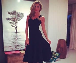 Grazi Massafera usa look Dolce & Gabbana de quase R$32,5 mil para receber prêmio