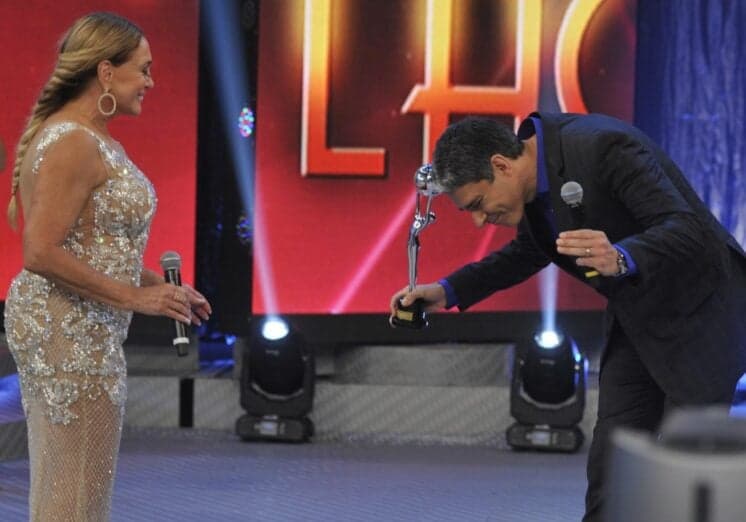 Susana Vieira recebe o Troféu Mário Lago 2015 no "Domingão do Faustão"