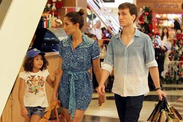 Com o namorado e a filha, Camila Pitanga faz compras de Natal