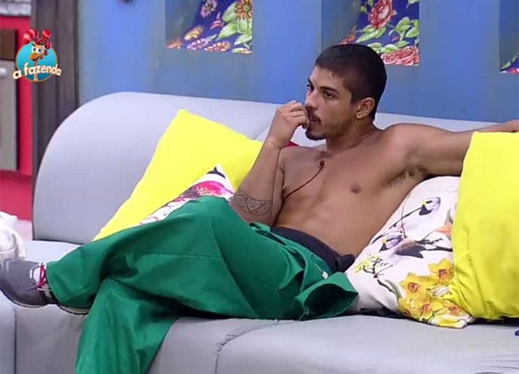 Irritado, Douglas questiona estratégia de Rayanne: "não me surpreendo"
