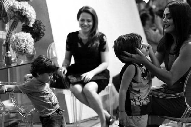 Juliana Paes ensina filhos a doarem brinquedos usados no Natal
