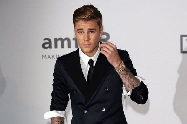 Justin Bieber é flagrado nadando pelado com nova namorada no Havaí