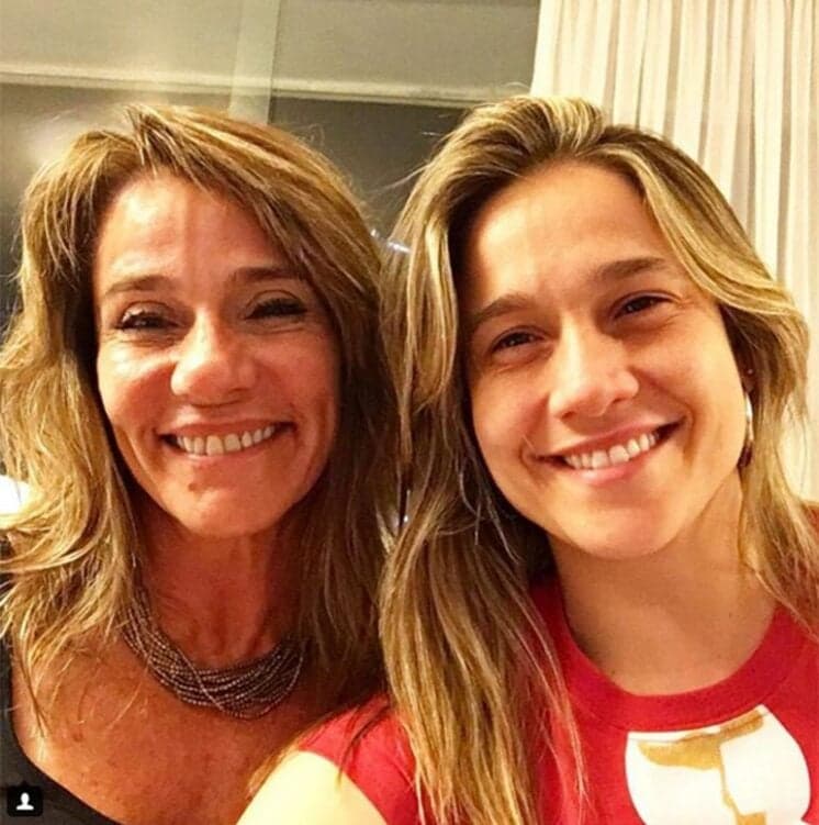 Fernanda Gentil aparece ao lado da mãe e surpreende fãs: 'Parecem irmãs'