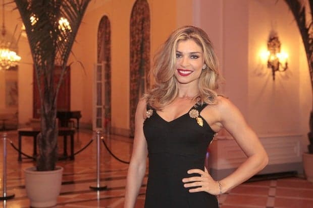Grazi Massafera usa vestido de quase R$ 18 mil e bolsa de mais de R$ 11 mil