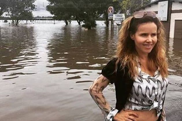 Leona Cavalli posa em enchente no Rio Grande do Sul