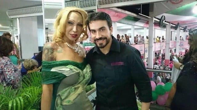 Padre Fábio de Melo tira foto com travesti e revela preconceito