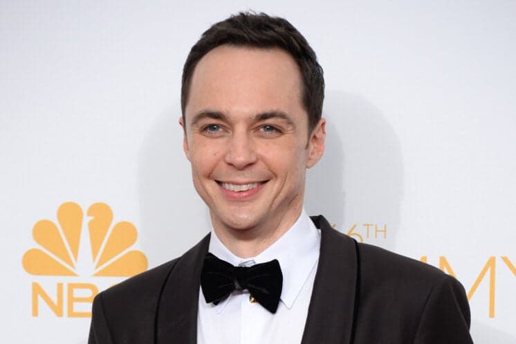 Jim Parsons, Sheldon de "The Big Bang Theory", se emociona em programa ao sentir a presença do pai morto