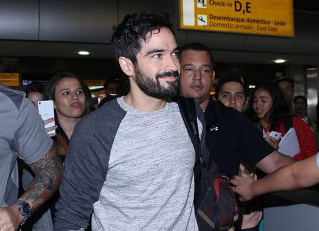 Ex-RBD Alfonso Herrera desembarca em SP e causa tumulto em aeroporto