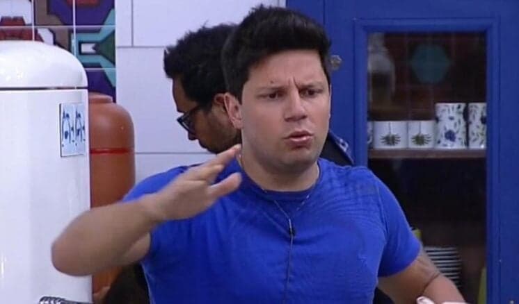 Vetado, Thiago Servo faz promessa inusitada por liberação da Record para final de "A Fazenda"