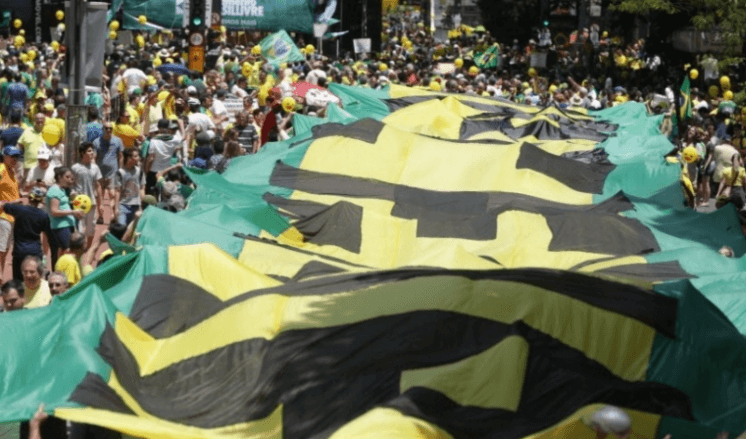 Em protesto pró-impeachment, manifestantes hostilizam equipes da Globo e GloboNews