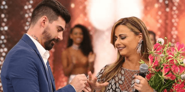 Radamés invade o "Domingão do Faustão'' e pede Viviane Araújo em casamento