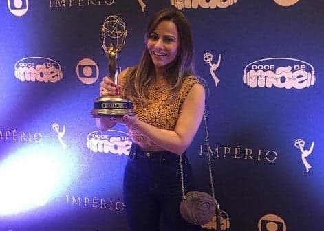 Viviane Araújo aparece com estatueta do Emmy e comemora: "É meu!"