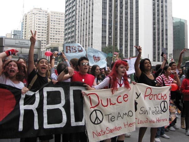 Fãs de RBD comemoram reprise da novela "Rebelde" na Band