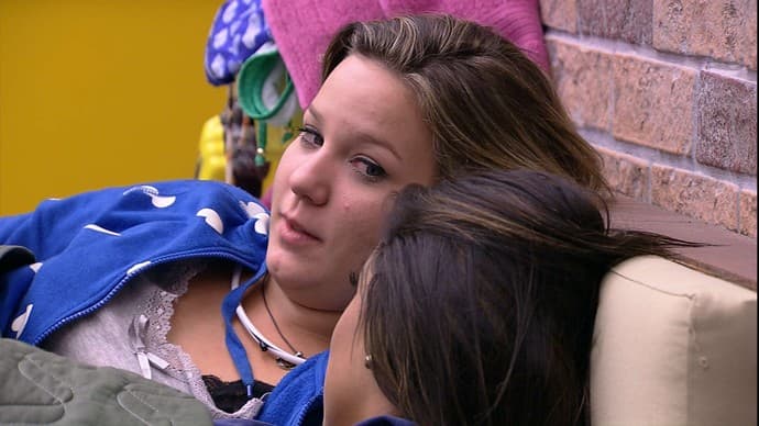 "BBB16": Maria Claudia pede abraço e revela: "Estou carente"