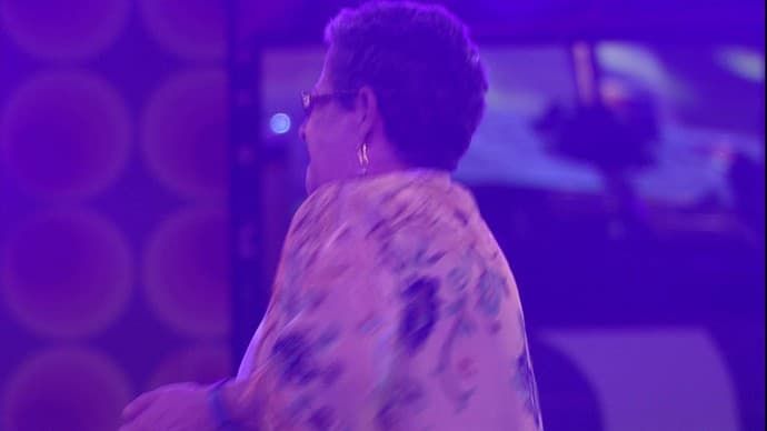 "BBB 16": Geralda dança "Beber, Cair, Levantar" e vai parar no chão
