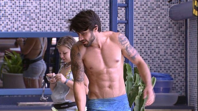 No "BBB16", Munik e Renan mostram demais e brother dispara: "Paguei bil*u"