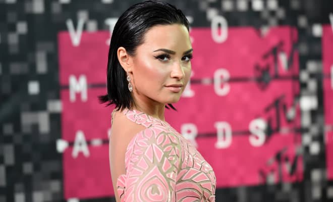 Demi Lovato recebe notícias triste e fãs apoiam cantora em rede social