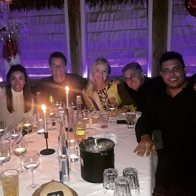 Angélica e Luciano Huck jantam com Ronaldo na Europa