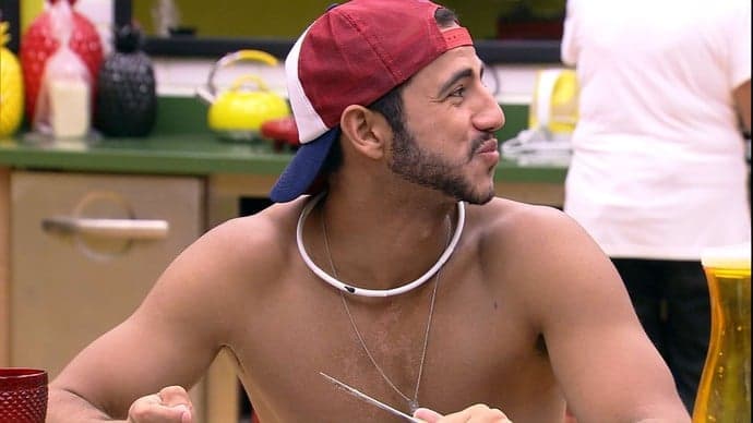 "BBB 16": Geralda brinca com Matheus e brother afirma: "Essas suas piadas me tiram a fome"