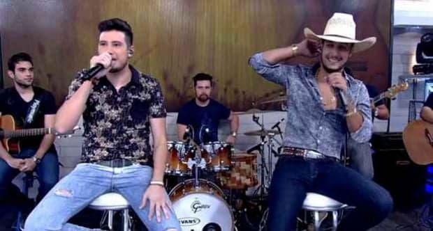 Após mico no "Encontro", dupla Bruno e Barretto faz desabafo no Facebook