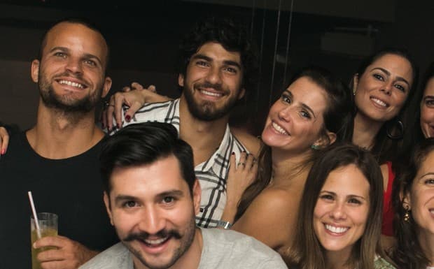 Deborah Secco aproveita noitada com o marido Hugo Moura
