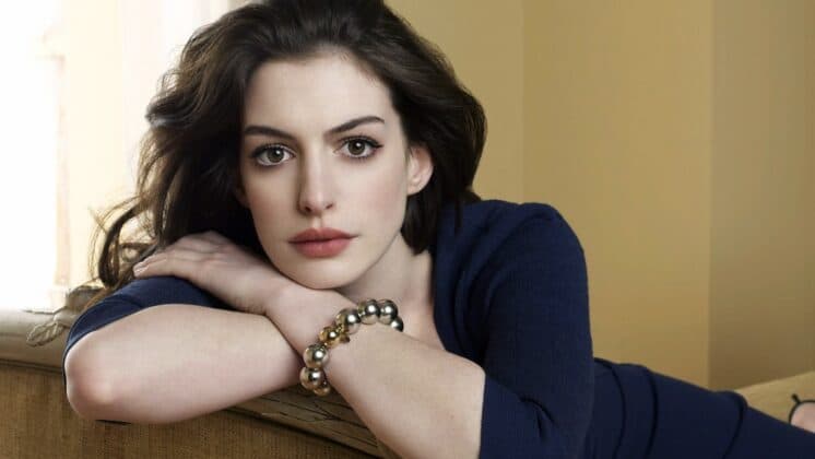Anne Hathaway publica foto e faz desabafo sobre paparazzis em praia
