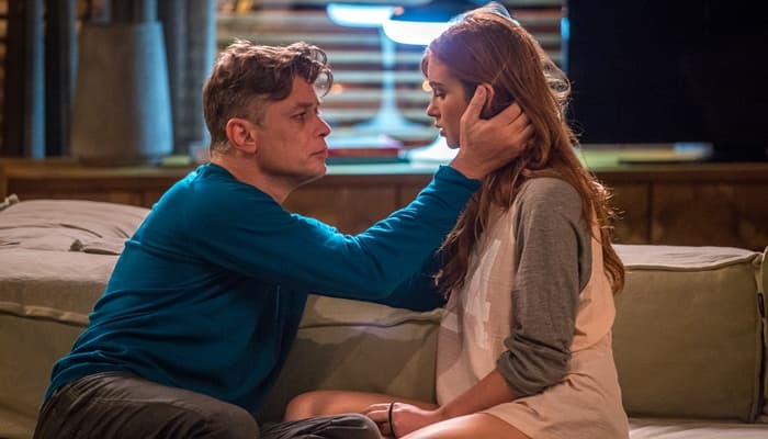 "Totalmente Demais": Arthur faz massagem em Eliza e deixa Stelinha desconfiada