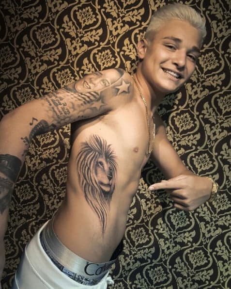 MC Gui faz tatuagem na costela e exibe na internet
