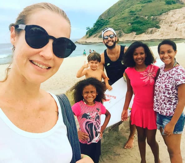 "Inesquecível", diz Luana Piovani ao registrar primeira aula de surfe do filho com o pai