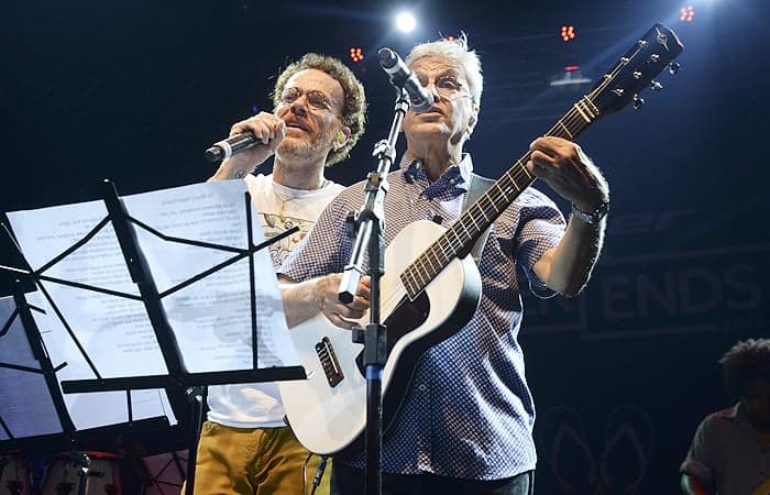 Caetano Veloso e Nando Reis se beijam em show; Confira as imagens