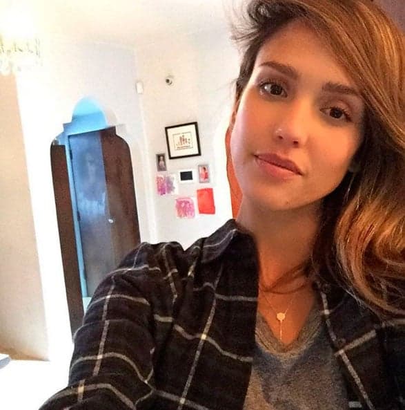 Jessica Alba posta selfie e fantasma aparece na foto