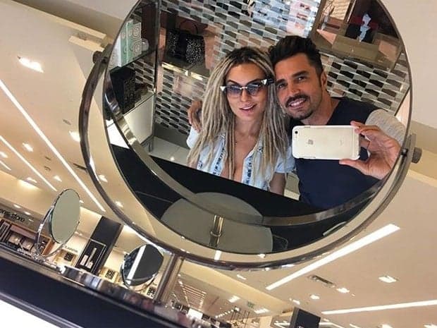Latino viaja junto com Mendigata e revela: "Amo"
