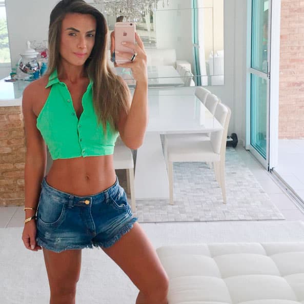 Nicole Bahls perde 10 kg, exibe barriga chapada e é elogiada