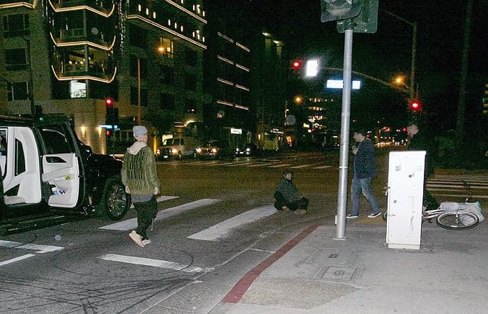 Justin Bieber desce do carro e socorre mulher após acidente de trânsito