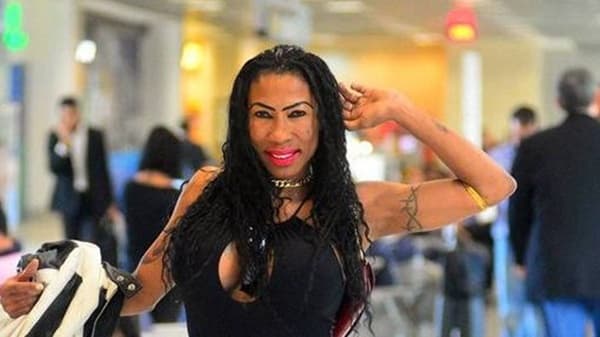 Inês Brasil é vista com galã da Globo em aeroporto; Confira o clique