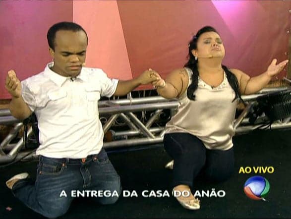 Filha do anão Marquinhos nasce com problemas de saúde e está na UTI