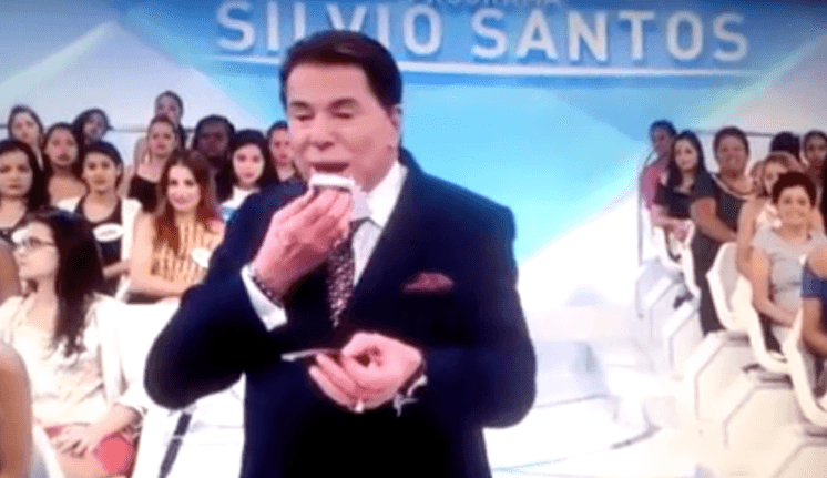 Durante gravação de seu programa, Silvio Santos sofre acidente e corta o queixo