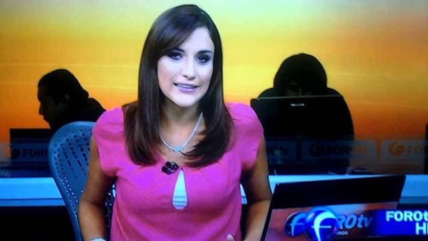Apresentadora não percebe microfone aberto e solta palavrão em telejornal