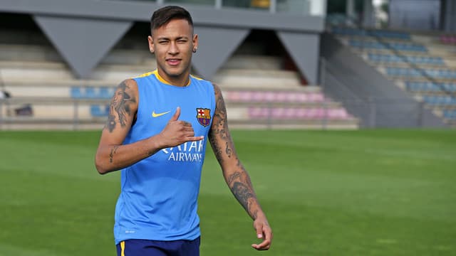 Neymar posta foto só de toalha e exibe barriga sarada