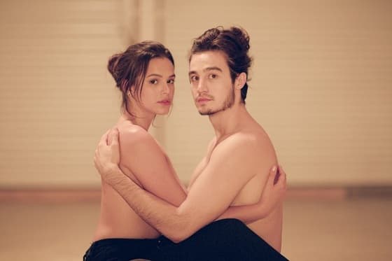 Após rumores de affair, Bruna Marquezine vai a show de Tiago Iorc