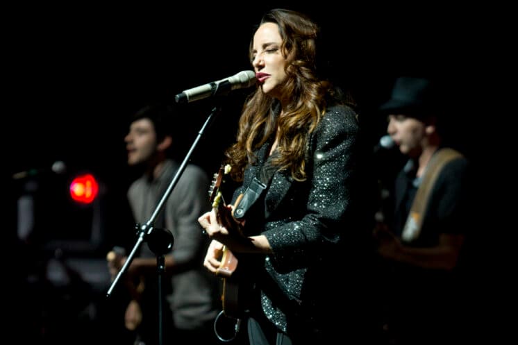 Ana Carolina interrompe show após abordagem de fã