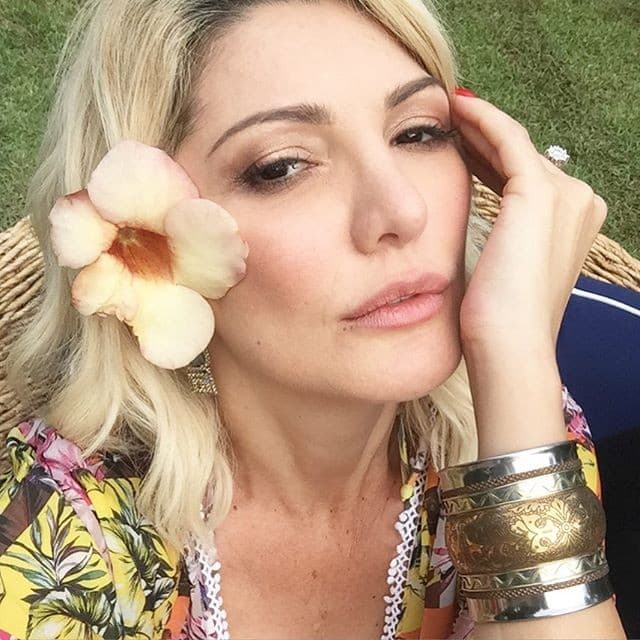 Grávida, Antonia Fontenelle responde crítica de internauta: "Sua corna"