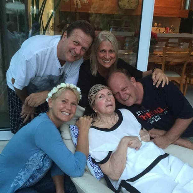 Xuxa revela que morte do irmão não foi comunicada para mãe