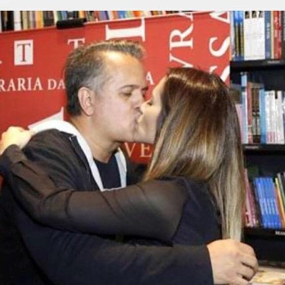 Cleo Pires faz homenagem ao padrasto e causa polêmica ao postar foto de selinho