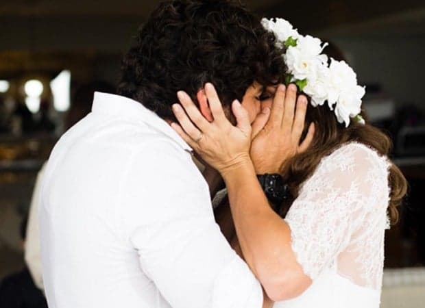 Apaixonada, Deborah Secco se declara ao marido: "Você me deu vida"