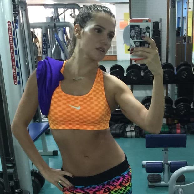Deborah Secco exibe barriga sequinha um mês após dar à luz