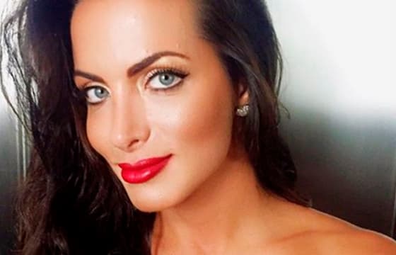 Ex-bailarina do 'Faustão' tem celular divulgado nas redes sociais