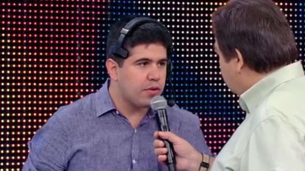 Faustão corrige erro de português de funcionário e é criticado na web